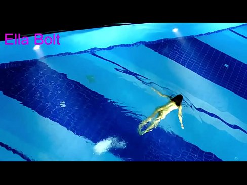 ❤️ मी पाहणे थांबवू शकत नाही, तरुण गोरा ELLA BOLT रिसॉर्ट पूलमध्ये नग्न पोहताना पकडला गेला ❌ गुदद्वारासंबंधीचा अश्लील ❌❤